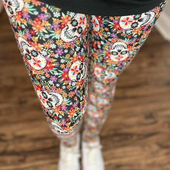 LuLaRoe Halloween Candy Skulls Leggings Multi Flower TC2 Plus Comfy - Picture 3 of 5